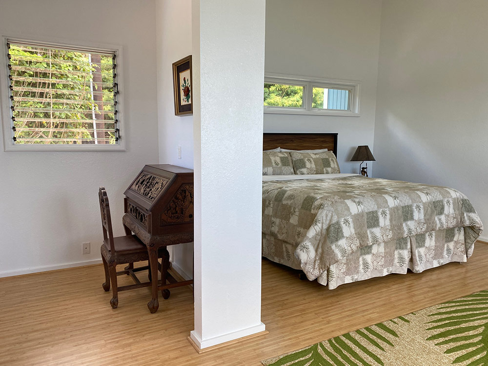 Lilipuna-Properties-Master-Bedroom-Desk oahu oceanfront vacation rental house